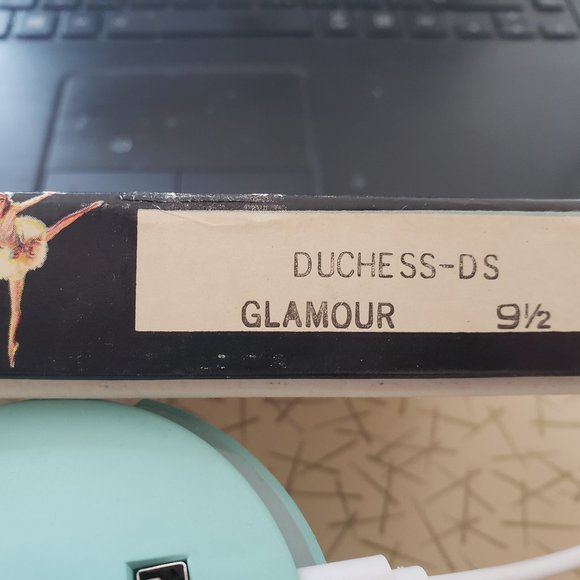 Diana Stockings - Picture 2 of 15